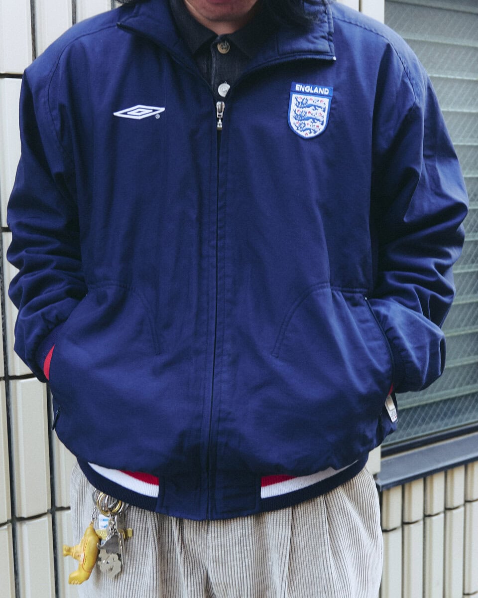 【スナップ】アーシーなパンツ＆スニーカーの色合わせに見る上級者感