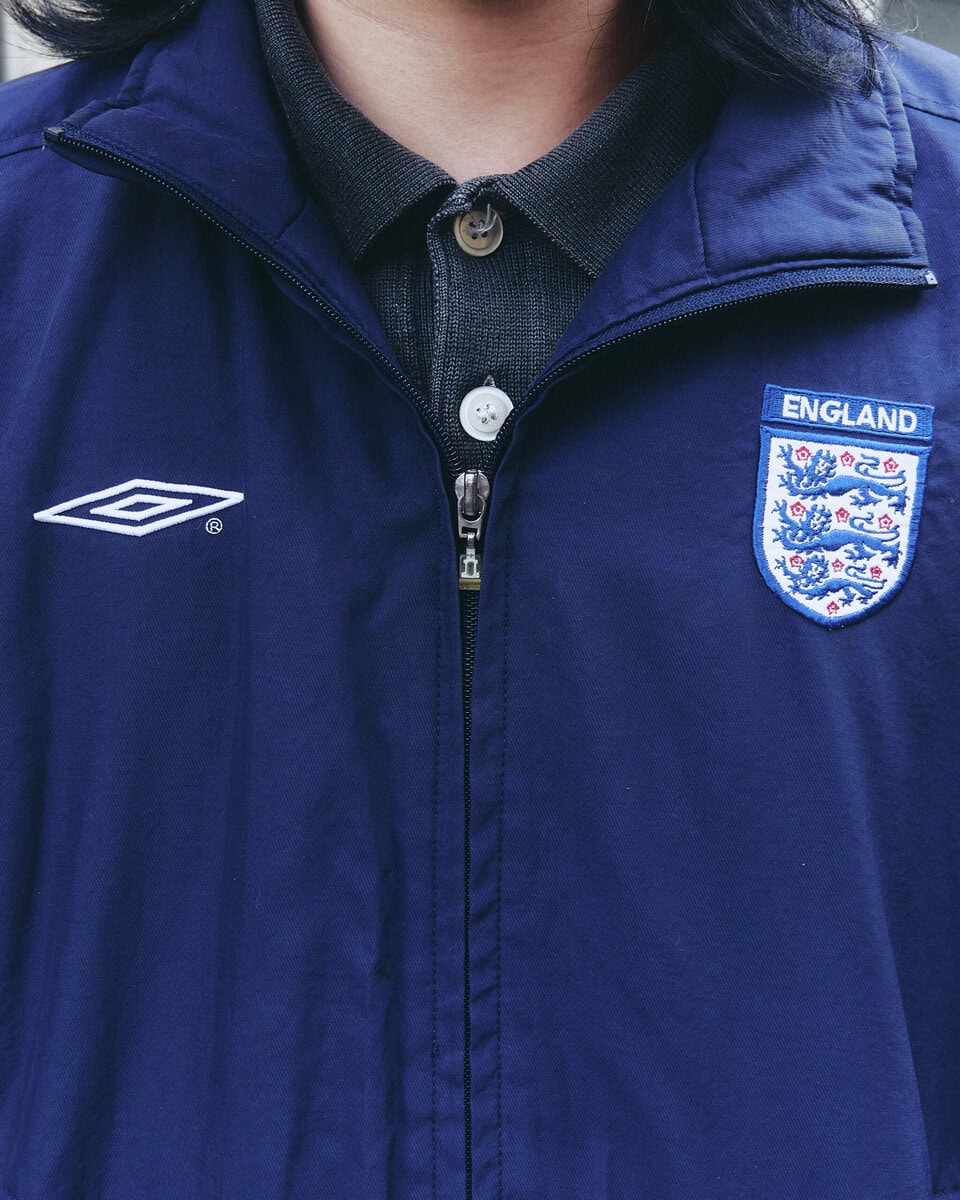 【スナップ】アーシーなパンツ＆スニーカーの色合わせに見る上級者感