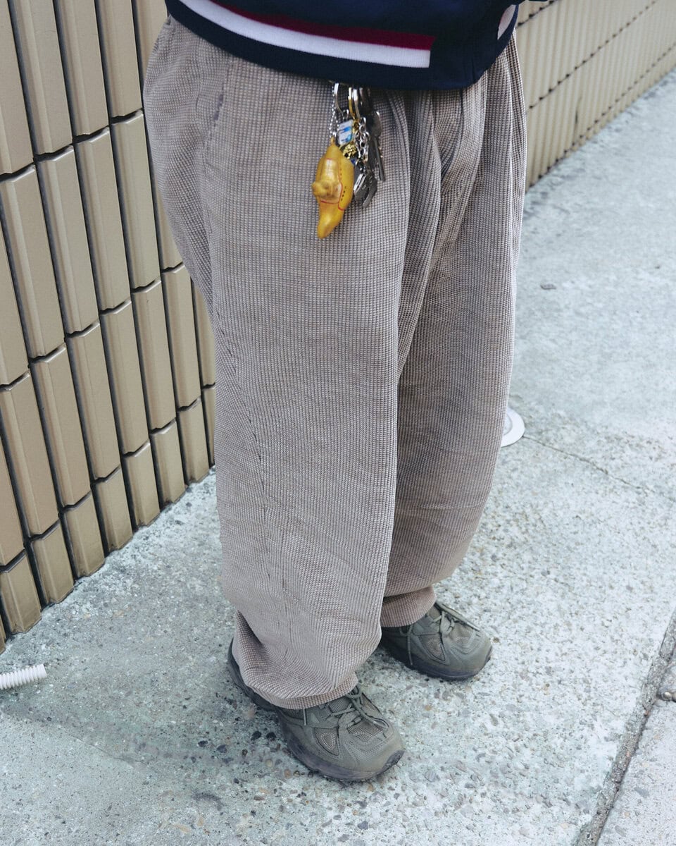 【スナップ】アーシーなパンツ＆スニーカーの色合わせに見る上級者感