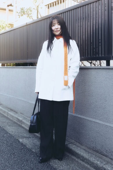 【スナップ】白のストレートシルエットを意識した“ベストサイジング”コーデ