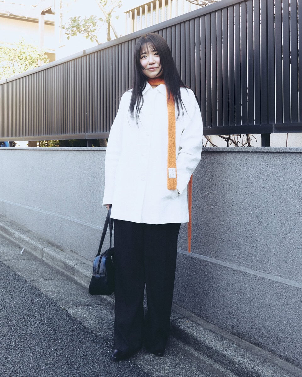 【スナップ】白のストレートシルエットを意識した“ベストサイジング”コーデ