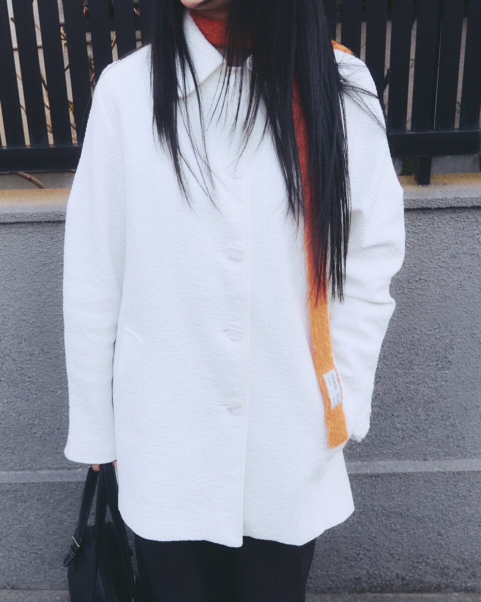 【スナップ】白のストレートシルエットを意識した“ベストサイジング”コーデ