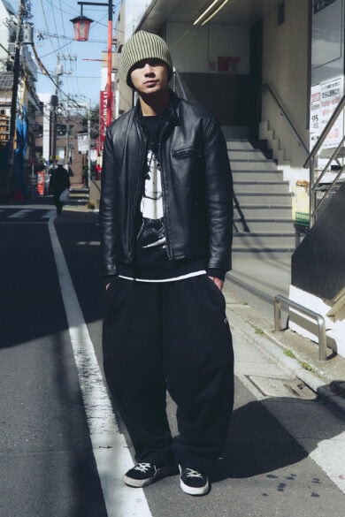 【20代スナップ】レザージャケットとスウェットパンツの“意外な”合わせが好き