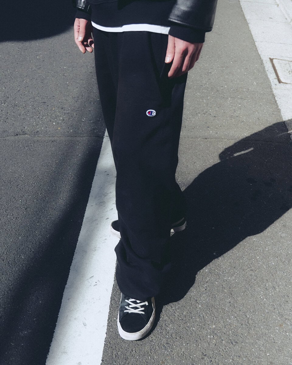 【20代スナップ】レザージャケットとスウェットパンツの“意外な”合わせが好き