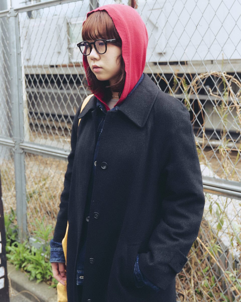 【20代スナップ】“なるべく傘をさしたくない”コーデのポイントはフードづかい？