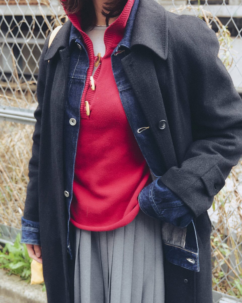 【20代スナップ】“なるべく傘をさしたくない”コーデのポイントはフードづかい？