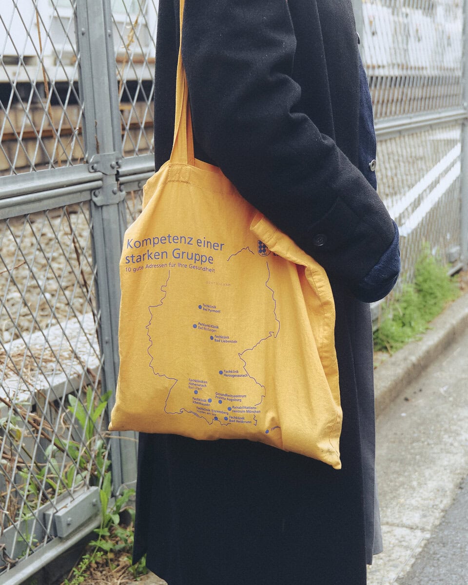 【20代スナップ】“なるべく傘をさしたくない”コーデのポイントはフードづかい？