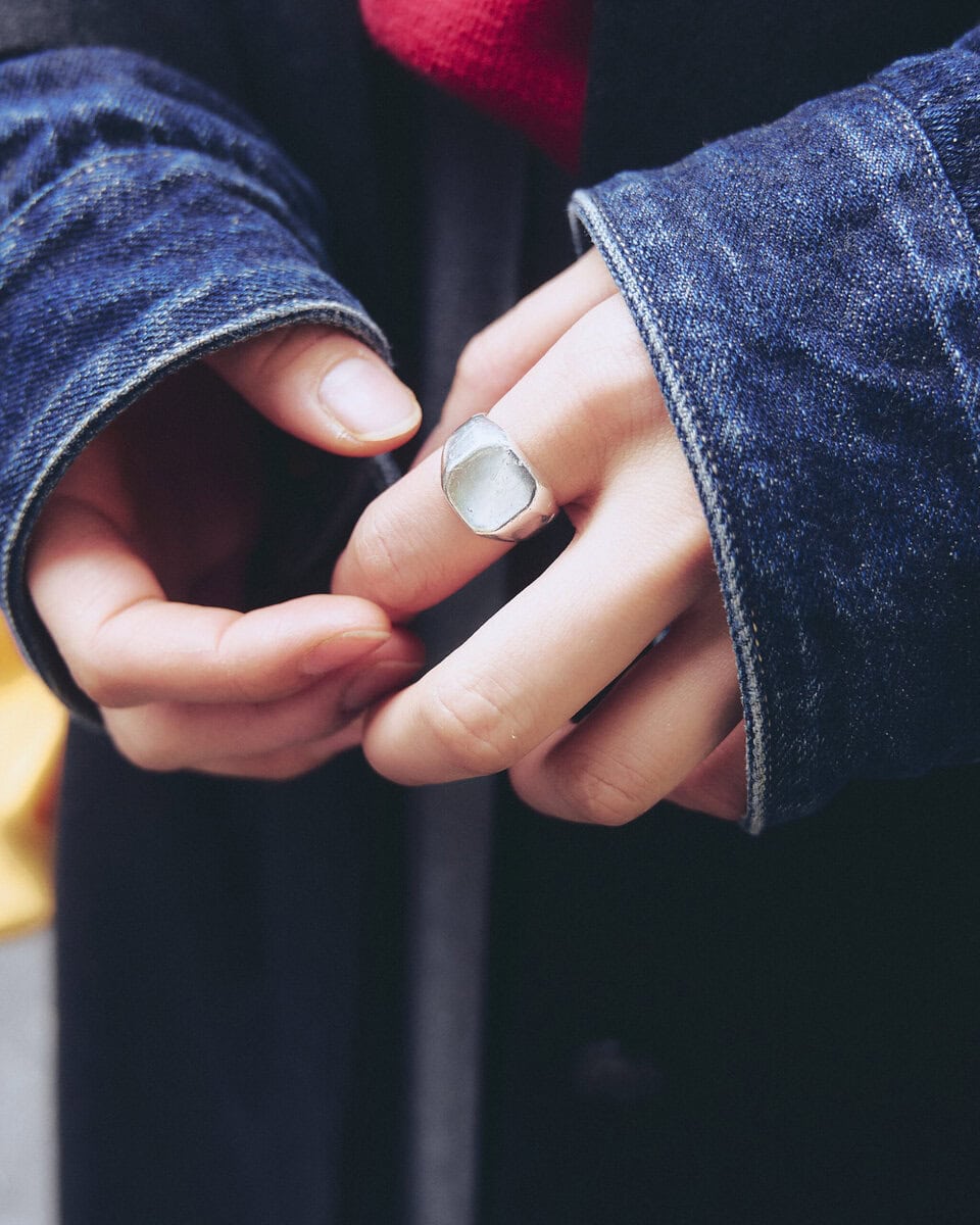 【20代スナップ】“なるべく傘をさしたくない”コーデのポイントはフードづかい?