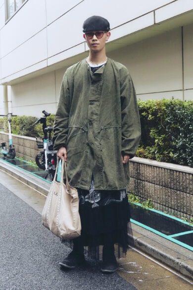 【20代スナップ】ミリタリーのアウターにスカートを合わせることでカジュアルな印象に