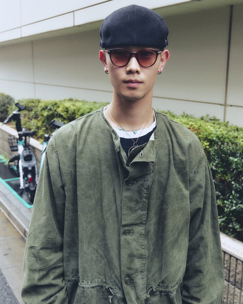 【20代スナップ】ミリタリーのアウターにスカートを合わせることでカジュアルな印象に