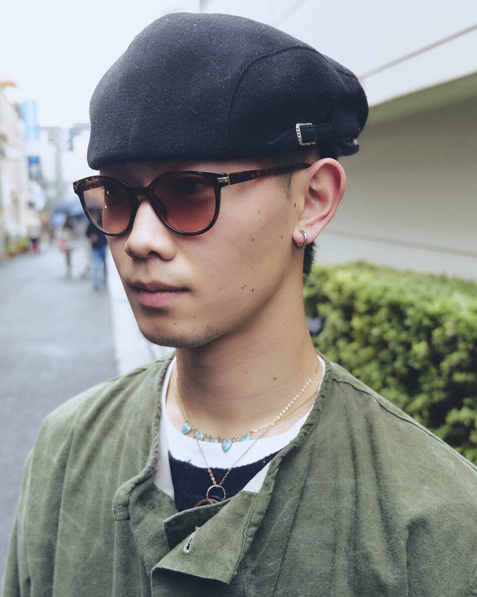 【20代スナップ】ミリタリーのアウターにスカートを合わせることでカジュアルな印象に