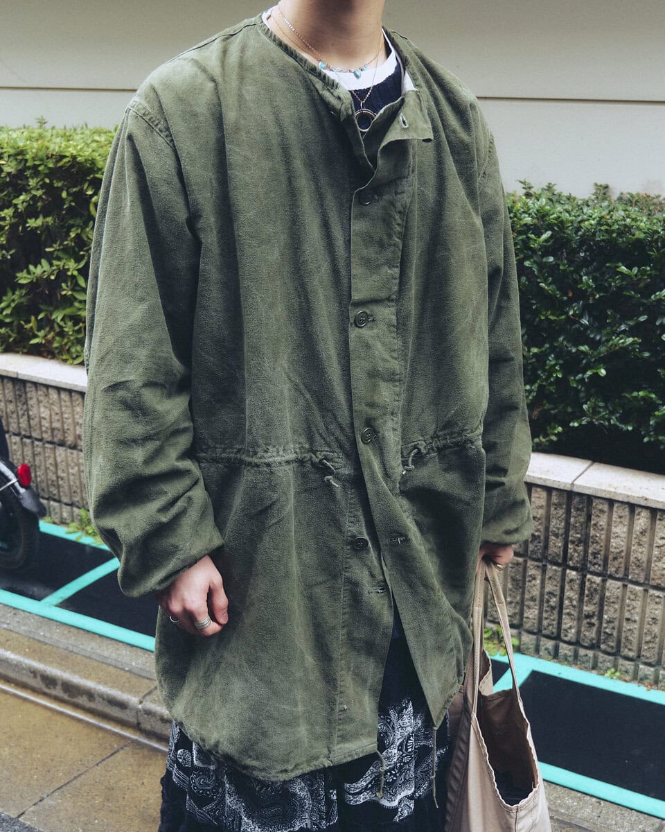 【20代スナップ】ミリタリーのアウターにスカートを合わせることでカジュアルな印象に