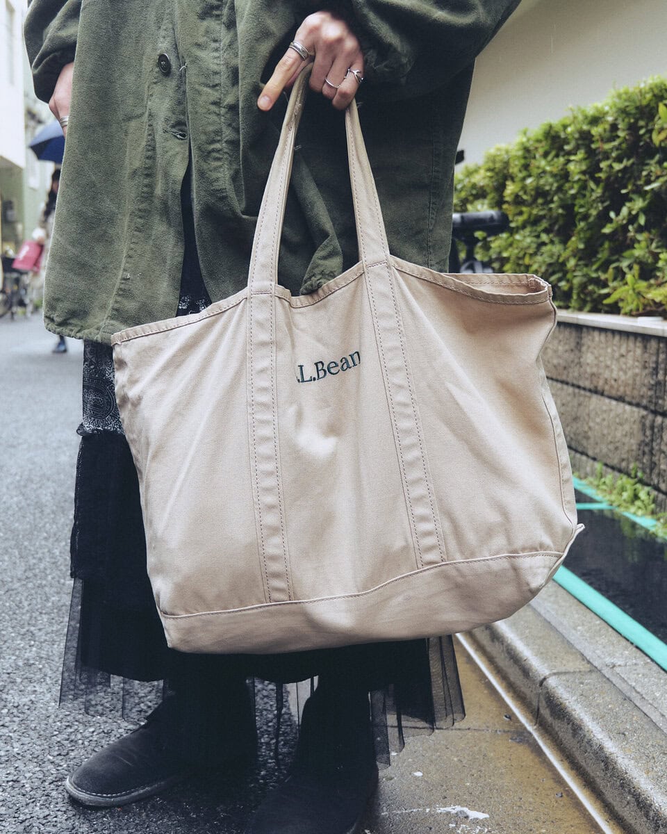 【20代スナップ】ミリタリーのアウターにスカートを合わせることでカジュアルな印象に