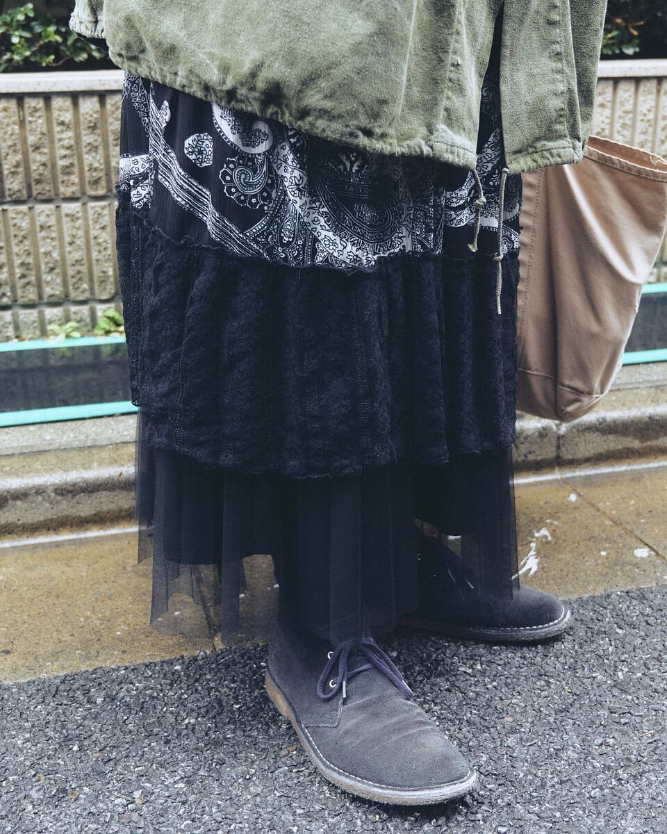 【20代スナップ】ミリタリーのアウターにスカートを合わせることでカジュアルな印象に