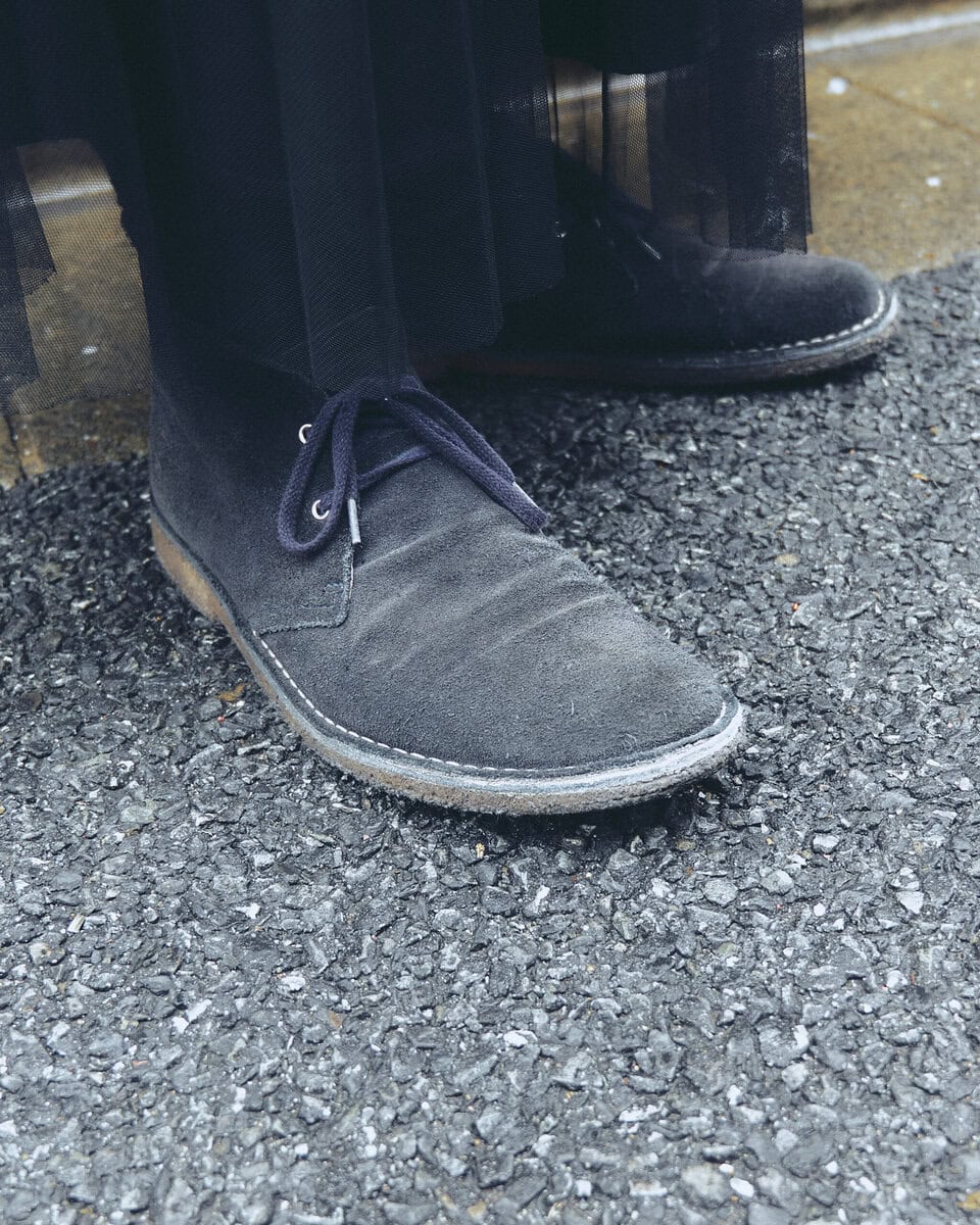 【20代スナップ】ミリタリーのアウターにスカートを合わせることでカジュアルな印象に