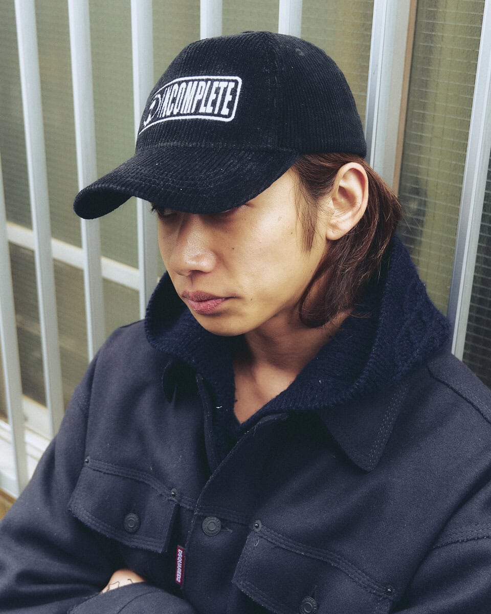 【20代スナップ】モノトーンでも重すぎないのは濃淡とアイテムのグラデーションが絶妙だから