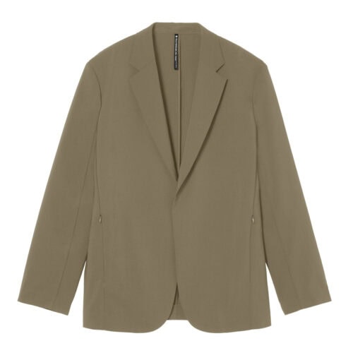 強撚糸を使用したドライタッチな清涼素材のテーラードジャケット。接触冷感と吸汗速乾機能を備え、動作を妨げにくいパターンメイキングと優れたストレッチ性によって快適な着心地に。