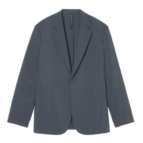 ビジネスシーンにも対応しながら、運動性と快適性を両立。家庭洗濯が可能なイージーケアもポイント。同素材パンツとのセットアップにも対応し、スリムシルエットタイプも展開する。4月10日（金）発売。