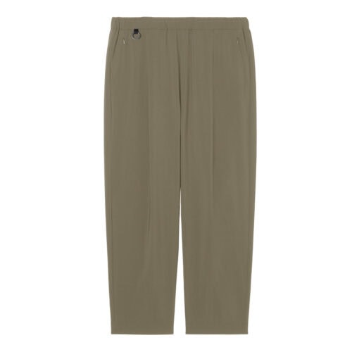 同素材のジャケットとセットアップで着用できるレギュラーパンツ。ドライタッチな清涼素材に、接触冷感と吸汗速乾機能を搭載。立体感のある生地組織によって、肌離れのよさと軽やかな着用感を実現している。