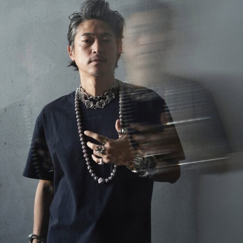 キャンペーンビジュアルには俳優・窪塚洋介を再び起用。撮影は熊谷隆志が担当し、白Tシャツは削ぎ落としたミニマルな表現で、ブラックTシャツは重厚感のあるスタイリングで構成。