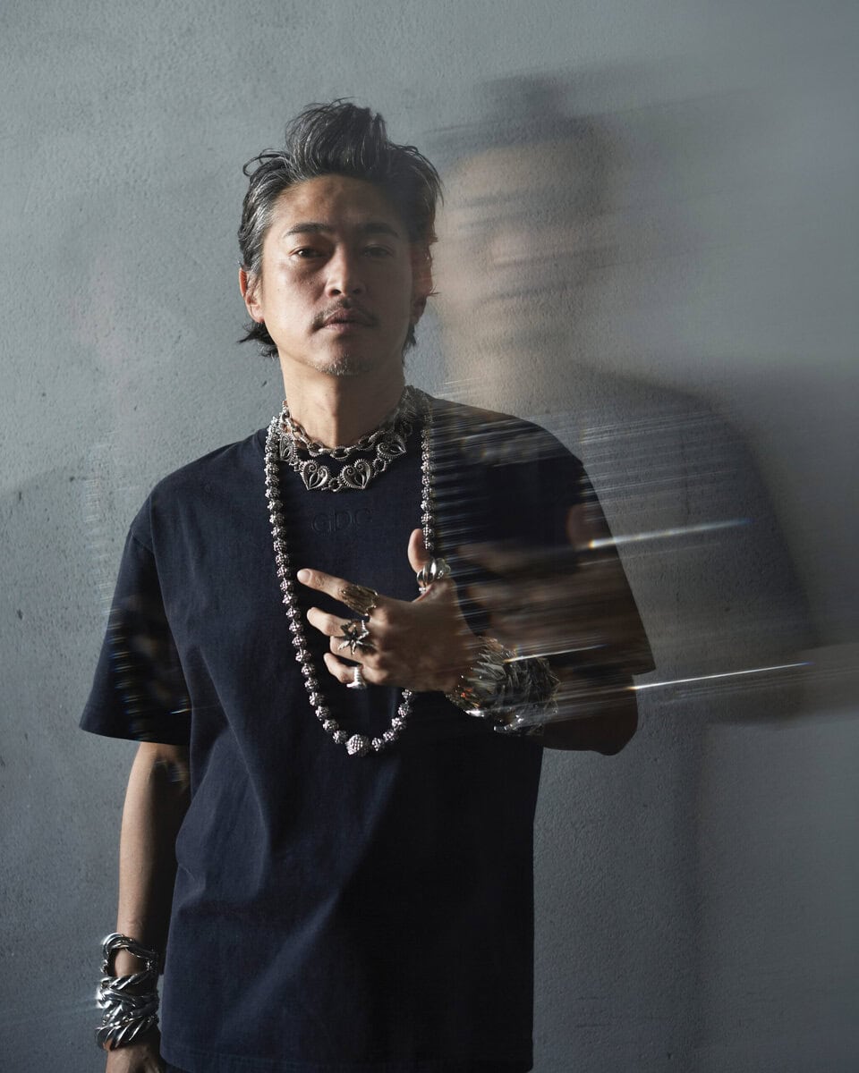 キャンペーンビジュアルには俳優・窪塚洋介を再び起用。撮影は熊谷隆志が担当し、白Tシャツは削ぎ落としたミニマルな表現で、ブラックTシャツは重厚感のあるスタイリングで構成。