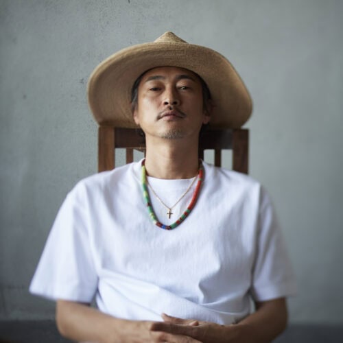 着用と洗いを重ねることでヴィンテージTシャツのような表情へと変化し、日常の中で育てていけるプロダクトとして提案されている。