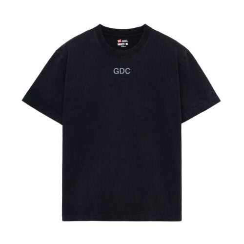 綿100％のボディに、ホワイト＆ブラックの2枚組。サイズはS、M、L、XL、XXLを展開。ベーシックで終わらない一枚を探しているなら、かなり気になる仕上がり。着るほどに表情が変わっていく、これからが楽しみなパックTとなっている。