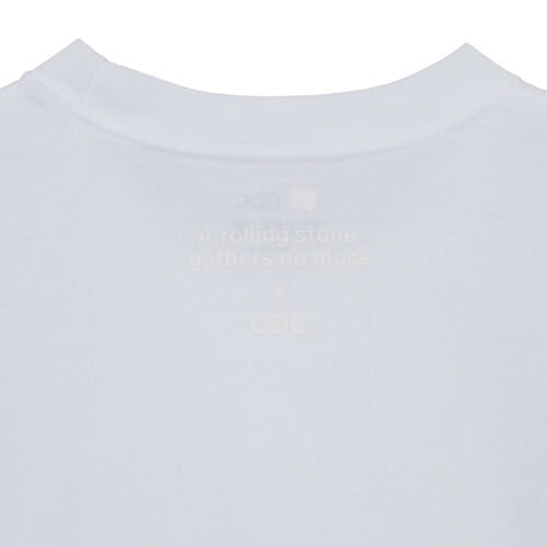 デザインはフロント胸元にGDCロゴ、背面ネックポイントに“A rolling stone gathers no moss”のレターグラフィックを配置。ミニマルな表情の中に、しっかりとメッセージを込めた一枚に。