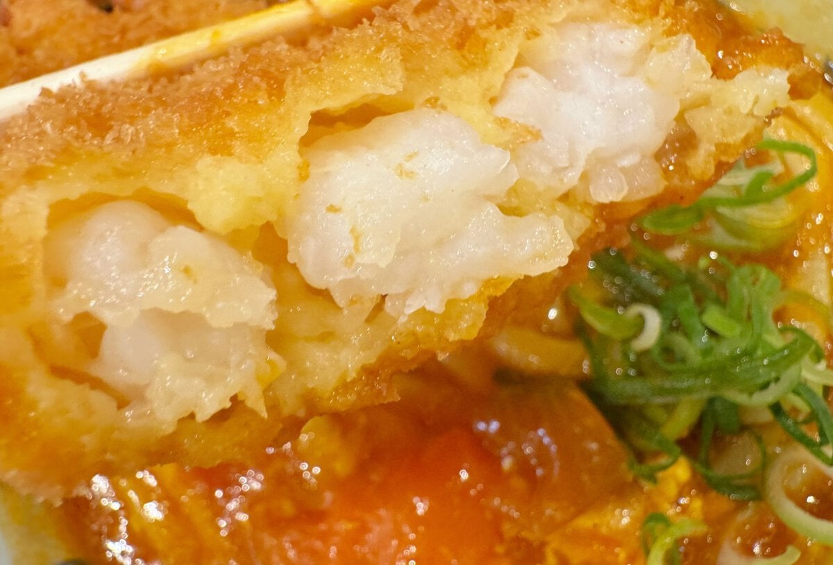 一般的なすり身タイプとは一線を画すザクッ・プリッとした食感と海老本来の濃厚な旨味が楽しめる本格派