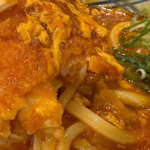 ガツンと旨辛なトマたまカレーに浸して食べれば、そのコク深い味わいが、海老カツの旨味をより引き立ててくれます