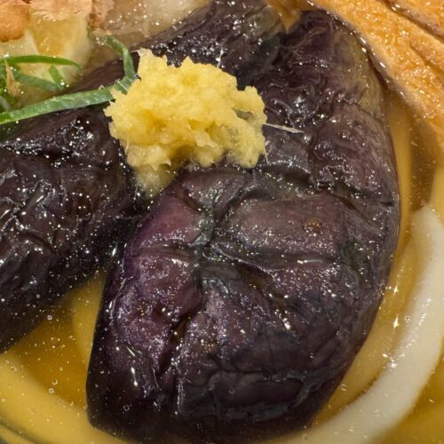 噛めばとろっとした茄子の食感と甘みが口いっぱいに広がります