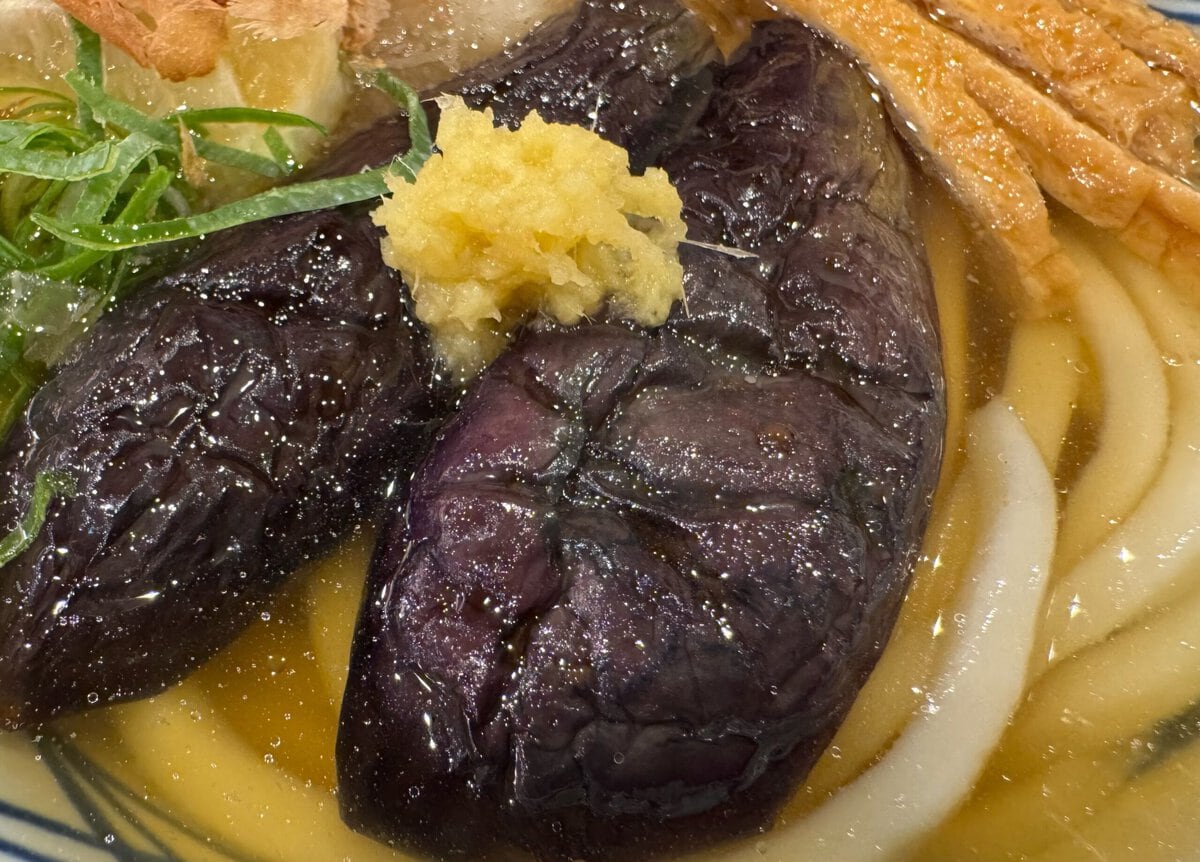 噛めばとろっとした茄子の食感と甘みが口いっぱいに広がります