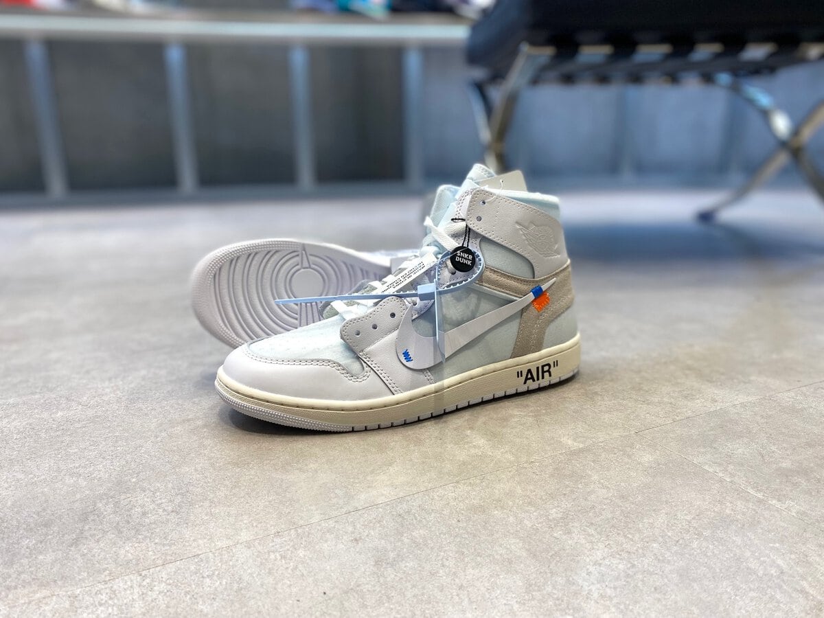 Virgil Abloh Archive (V.A.A.) × Nike（ヴァージルアブローアーカイブ (V.A.A.) ×ナイキ）のエアジョーダン1 レトロ ハイ OG "アラスカ"
