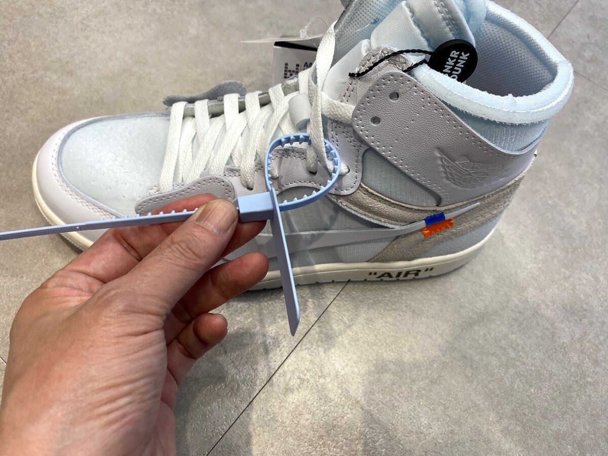 Virgil Abloh Archive (V.A.A.) × Nike（ヴァージルアブローアーカイブ (V.A.A.) ×ナイキ）のエアジョーダン1 レトロ ハイ OG "アラスカ"