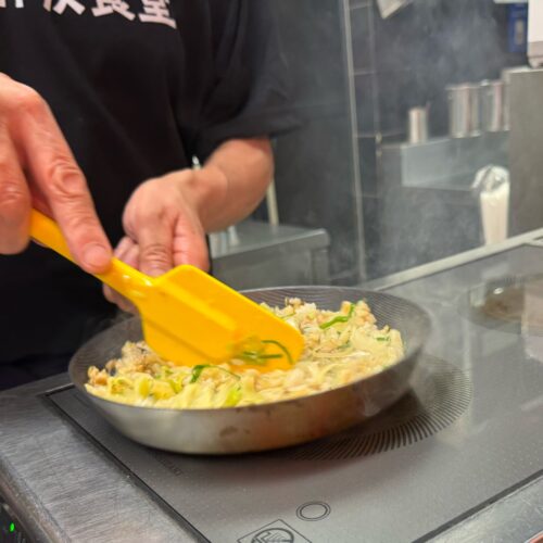 ジュージューという音と共に立ち上がってくる香ばしいソースの香りに、食欲が掻き立てられまくる……！