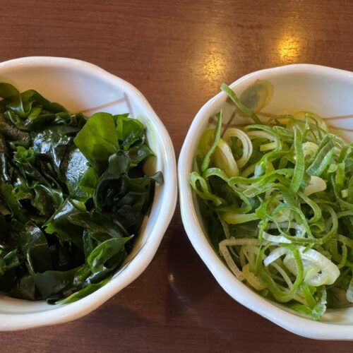まずは、「青ねぎ」と「わかめ」をトッピング