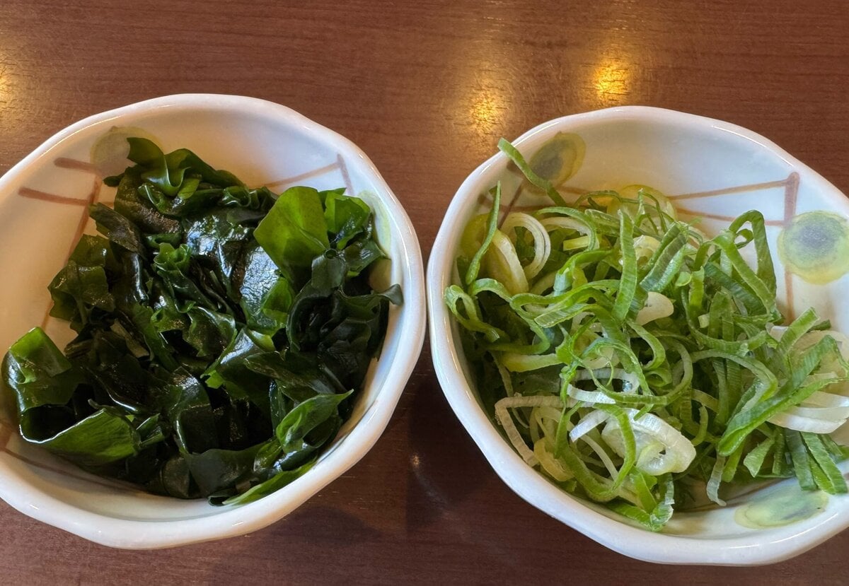 まずは、「青ねぎ」と「わかめ」をトッピング