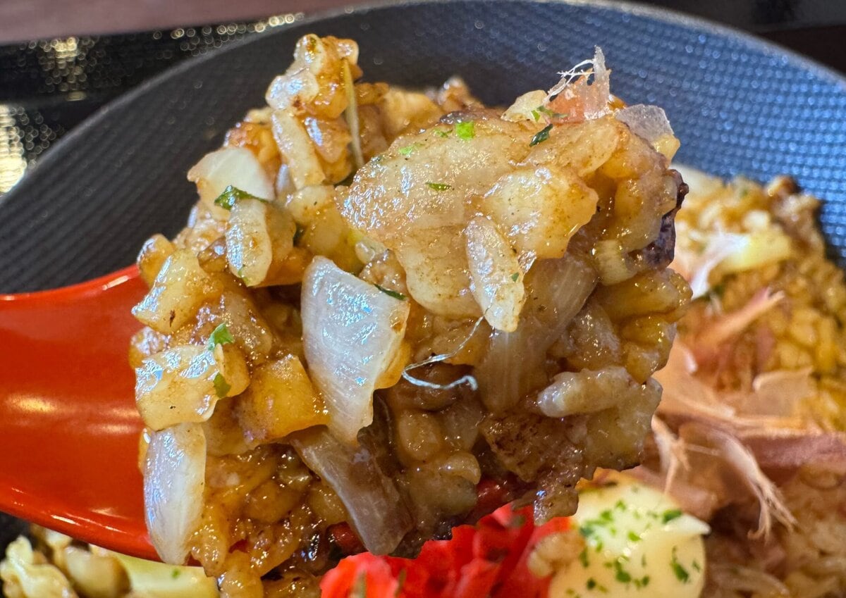 かなり濃い目のソースの味わいが背徳感あって良い感じ！