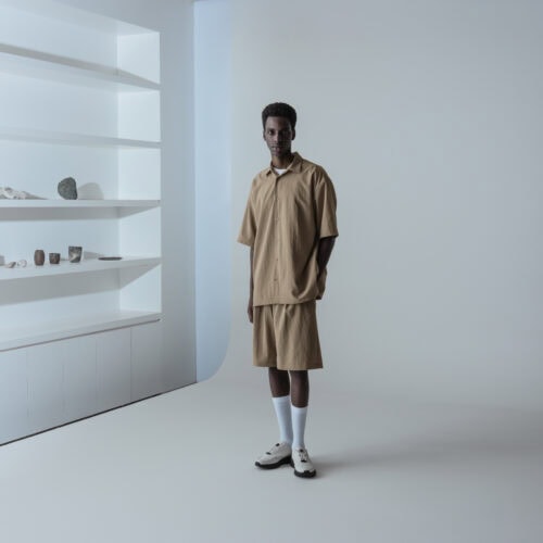 ポリエステルの強撚糸を使ったドライタッチな清涼素材は、シワ感のある立体的な生地組織によって独特の表情感と、肌離れのいいエアリーな着心地を実現。吸汗速乾と接触冷感も備え、夏のオンオフスタイルに取り入れやすい仕上がりとなっている。