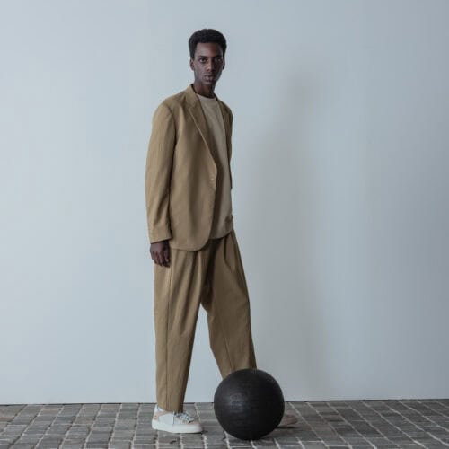 DESCENTE ALLTERRAIN I/O（デサント オルテライン アイオー）から、26SSの新作「LINEN LIKE」シリーズが登場。4月10日（金）より順次発売となる。リネンのような質感や風合いを化繊で再現した新素材を採用し、清涼感と快適性を両立。機能的で多様なセットアップコレクションがさらに拡充される。