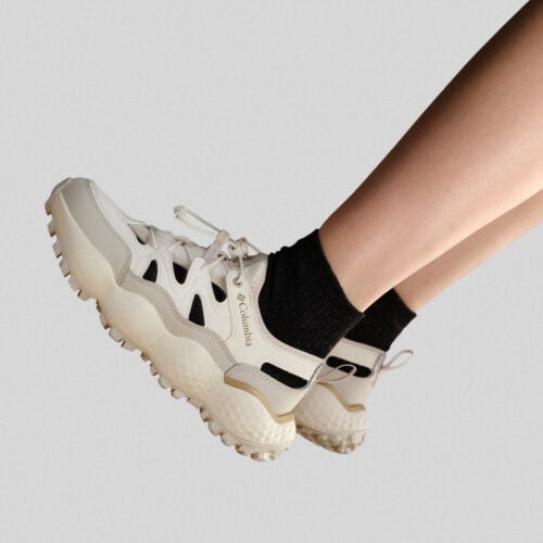 靴下合わせはもちろん、素足でも履きやすいデザインで、キャンプやフェス、タウンユースまで幅広く活躍する。