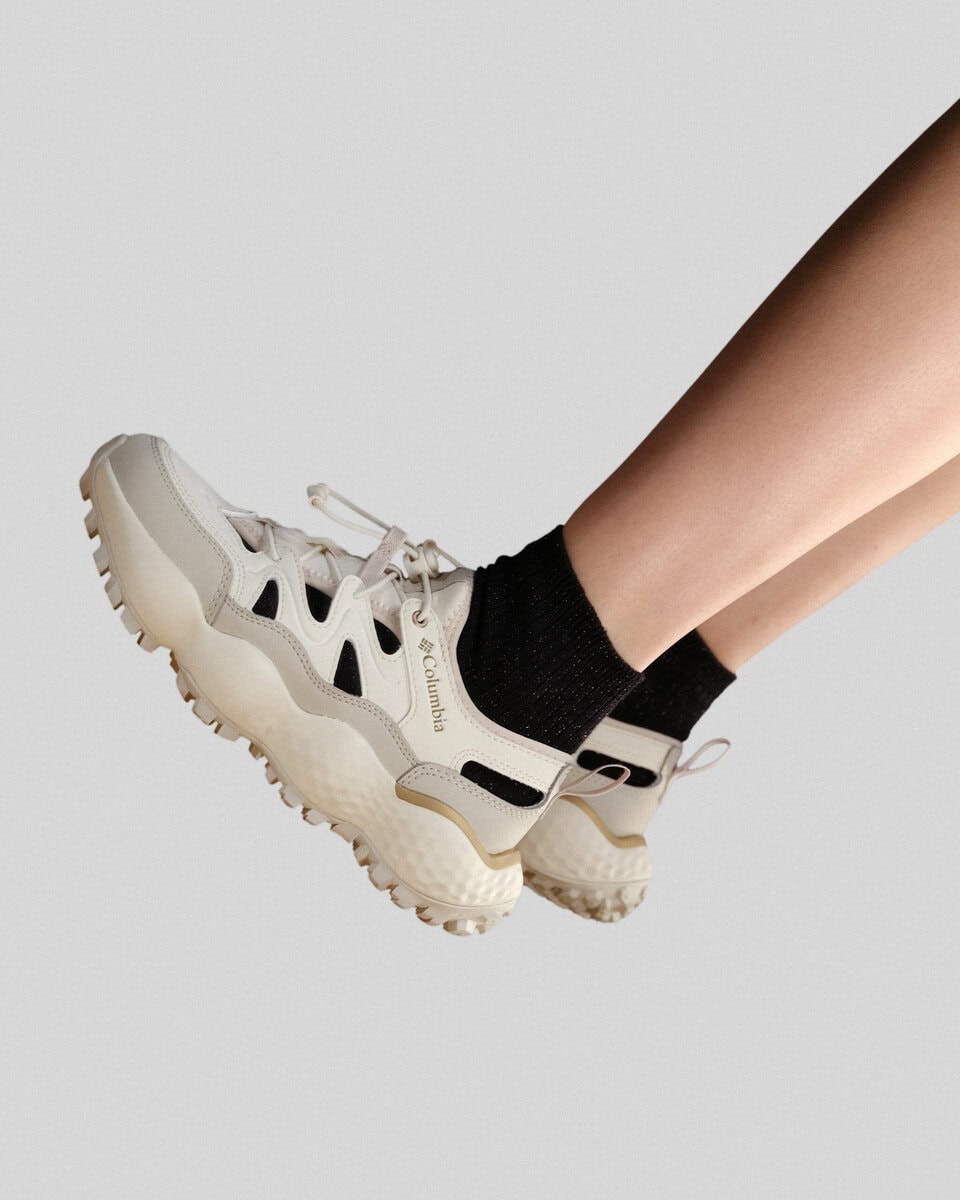 靴下合わせはもちろん、素足でも履きやすいデザインで、キャンプやフェス、タウンユースまで幅広く活躍する。