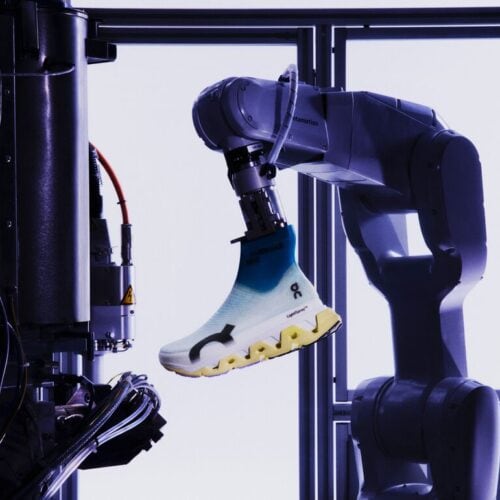 スイス発のスポーツブランド、On（オン）から、革新技術「LightSpray™」アッパー技術を採用した新作スーパートレーナー「LightSpray Cloudmonster 3 Hyper」が登場。2026年4月16日から、on.com、On Flagship Store Tokyo Ginza、取扱店で発売が始まっている。