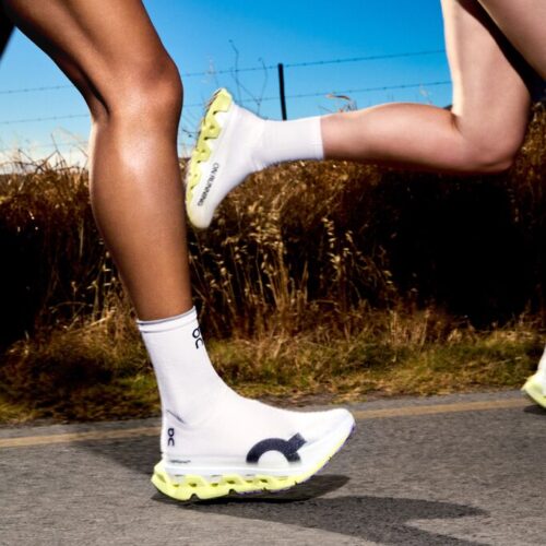 本作は、超軽量アッパーとHelion™ HFハイパーフォームを組み合わせた最新モデル。長距離ランやテンポ走に向けた一足となっていて、Cloudmonsterコレクション最高峰のレスポンスとクッション性を誇るCloudmonster 3 Hyperをさらに進化させたモデルとなっている。