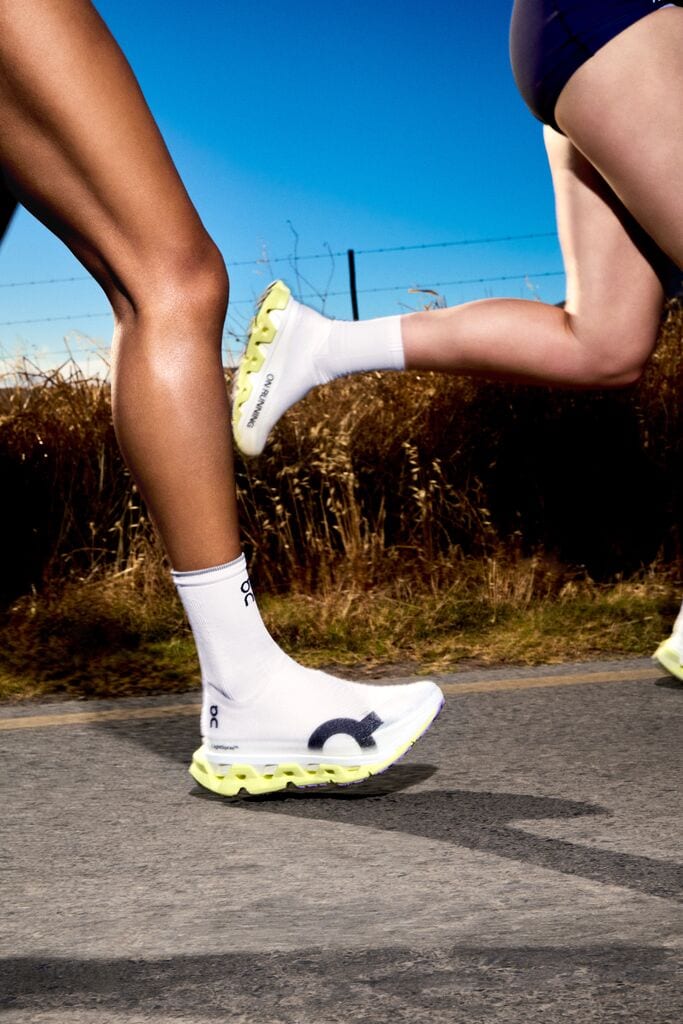 本作は、超軽量アッパーとHelion™ HFハイパーフォームを組み合わせた最新モデル。長距離ランやテンポ走に向けた一足となっていて、Cloudmonsterコレクション最高峰のレスポンスとクッション性を誇るCloudmonster 3 Hyperをさらに進化させたモデルとなっている。