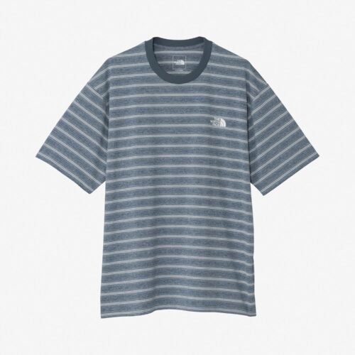 ユニセックスで展開される「S/S Border Tee」は、一見ベーシックなボーダーTながら、ライン部分を通気する編地組織にすることで快適性を高めたユニークな一着。