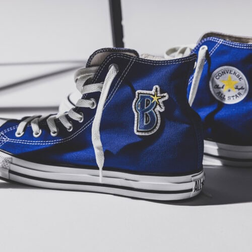 今回リリースされるのは、1917年の誕生以来、CONVERSEを代表するアイコンとして世界中で愛され続けている「ALL STAR」のスペシャルエディション。横浜DeNAベイスターズの15年目を祝う、特別感のある一足となっている。