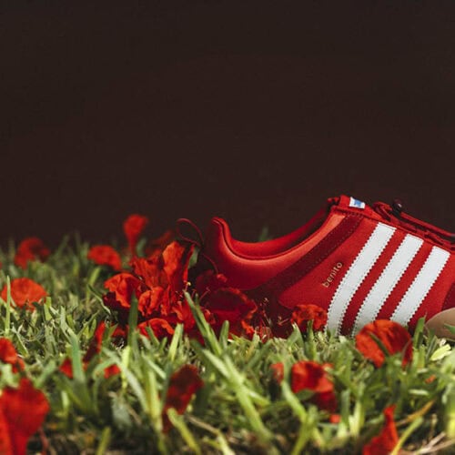 adidas Bad Bunny「Ballerina」ビビッドレッドカラーは、adidasが展開するワールドカップキャンペーンの一環として登場。サッカー界の一大イベントを取り巻くカルチャーのエネルギーとともに、さらなる注目を集めそうな一足となっている。