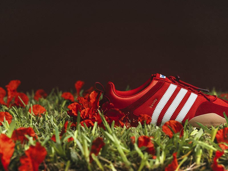 adidas Bad Bunny「Ballerina」ビビッドレッドカラーは、adidasが展開するワールドカップキャンペーンの一環として登場。サッカー界の一大イベントを取り巻くカルチャーのエネルギーとともに、さらなる注目を集めそうな一足となっている。
