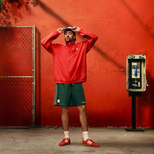 デザインのベースとなっているのは、テコンドーが隆盛を迎えた2000年代前半に、adidasが武道家たちのために作り上げた「」モデル。先進的で無駄のないシンプルな美しさと、パフォーマンスの伝統へのリスペクトを併せ持つシルエットに仕上がっている。